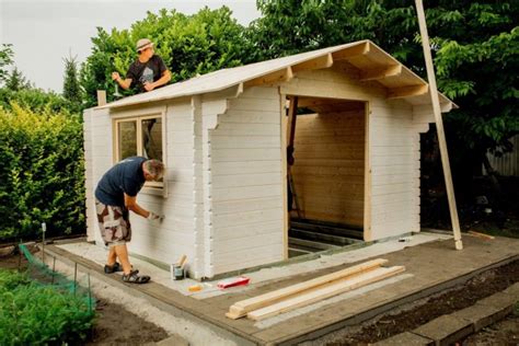 Ukážka potrebných nástrojov a materiálov na stavbu záhradného domčeka