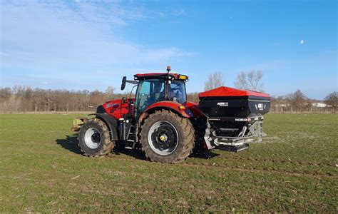 infografika s dávkovaním hnojiva na m² a technikou krížového výsevu