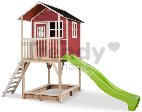 Detail dreveného domčeka s tabuľou na písanie kriedou a pieskoviskom