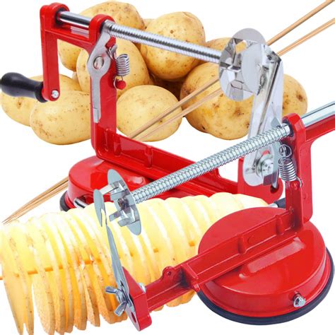 Detailný záber na skrútené špirálovité stonky sitiny rozložitej 'Spiralis' v záhradnom jazierku