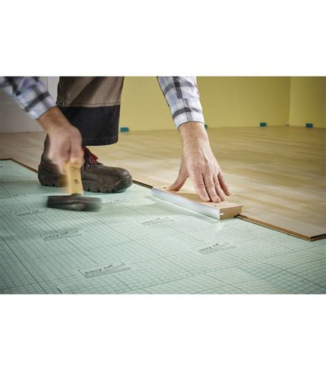 Detailný pohľad na drevený klátik pripravený na očkovanie sadbou Lesklokôrovky.