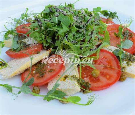 miska s čerstvým nakrájaným topinamburom a šalát