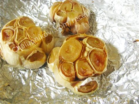 porovnanie surového a pečeného cesnaku, infografika o chemických zmenách pri pečení