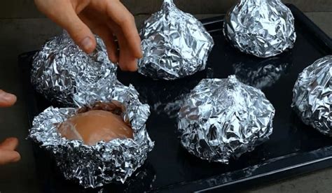 fotka hlávok cesnaku v alobale pripravených na pečenie