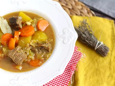 fotka šalotky a zemiakov restujúcich sa v hrnci