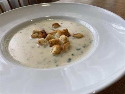 fotka naservírovanej krémovej cesnakovej polievky s krutónmi a bylinkami