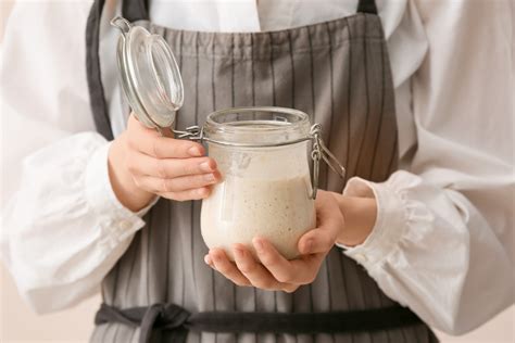 Základné ingrediencie a pomôcky na založenie ražného kvásku
