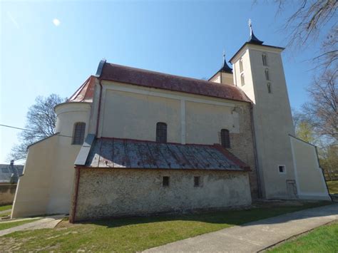 Pohľad na historickú fasádu Vily Jedľa