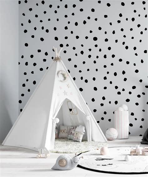 Detailný záber blšieho trusu (čierne bodky) v srsti psa