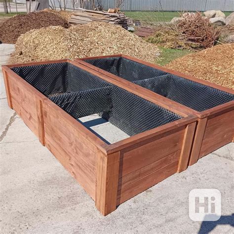 Tematické foto: Vyvýšený záhon plný zelene a kvetov