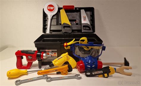 Koláž náradia: Skrutkovač, píla, meter, vodováha a rukavice