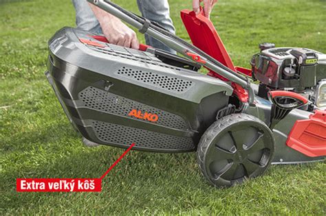 Tematická fotografia: Rôzne modely akumulátorových kosačiek AL-KO v záhrade