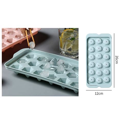 forma na ľad naplnená pretlačeným cesnakom pripravená na zmrazenie