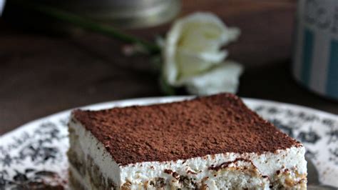 Ilustrácia správneho spôsobu polievania sukulentného starčeka - zdola, do misky.