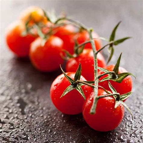 Schéma krájania cherry paradajok pomocou dvoch tanierov