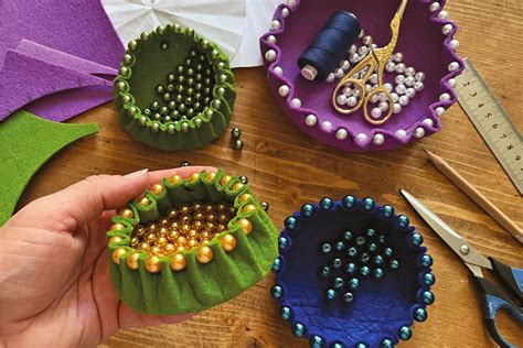 Inštruktážna schéma: ako vytvoriť misku s kamienkami a vodou pre zvýšenie vlhkosti okolo rastliny.