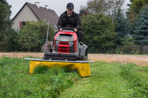 Ukážka kosačky prikrytej ochrannou plachtou.