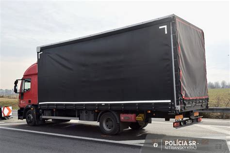 Fotografia nákladného vozidla prepravujúceho zeminu