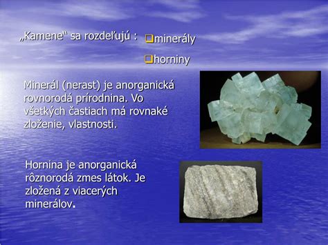 Detailné mikroskopické zloženie piesku s vyznačenými minerálnymi zložkami ako kremeň, sľuda, živec.