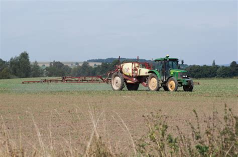 Tematické foto: Traktor s pripojenou sejacou technikou na poli s mladými sadenicami rýchlorastúcej vŕby