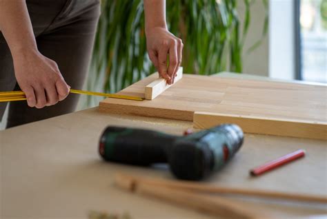 Fotografia alebo ilustrácia znázorňujúca postup výroby stromu z jedlej kôry.
