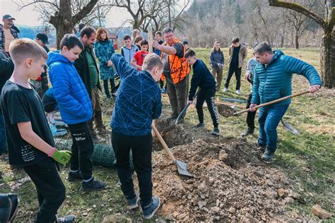 Tematické foto: dobrovoľníci sadia stromy v obci
