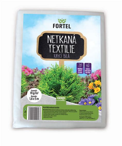 Rôzne typy netkaných agrotextílií (čierna, hnedá, biela) na záhonoch