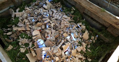 Tematické foto: Dedinčan-farmár pracujúci pri kompostéri
