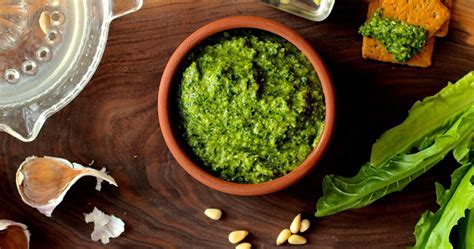 Pesto pripravené z listov púpavy v miske