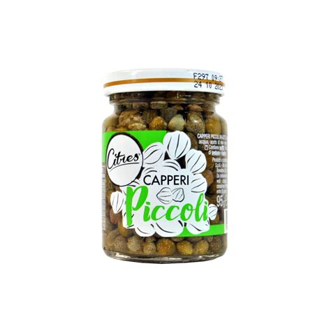 Malé púpavové kapary v pohári s nálevom