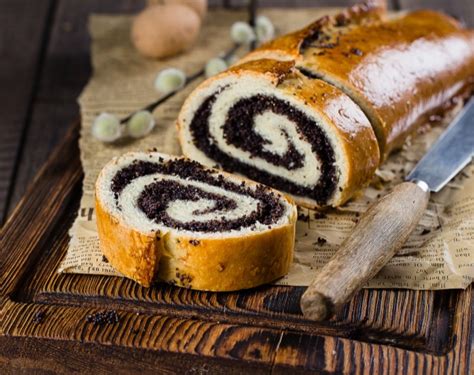 Detailný záber na čerstvo upečený makový závin s bohatou plnkou