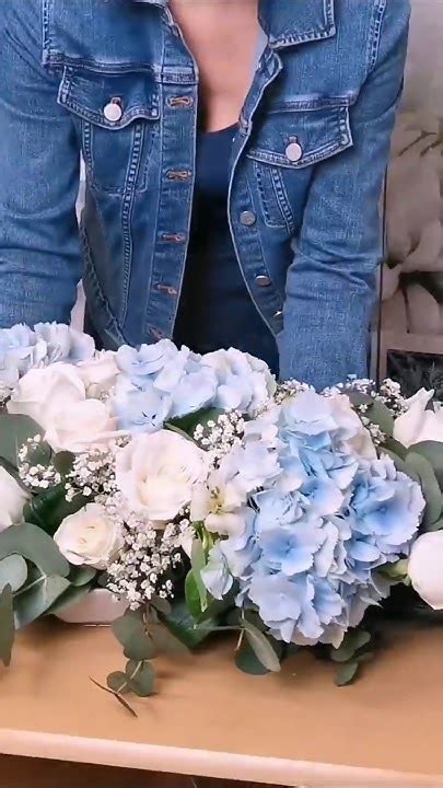 Schéma svadobného stola s aranžmánom z hortenzií a pivónií