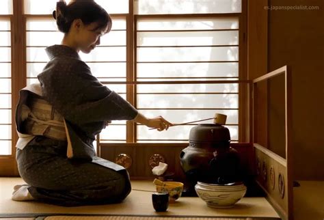 Detailná fotografia japonského čajového obradu s bambusovými nástrojmi