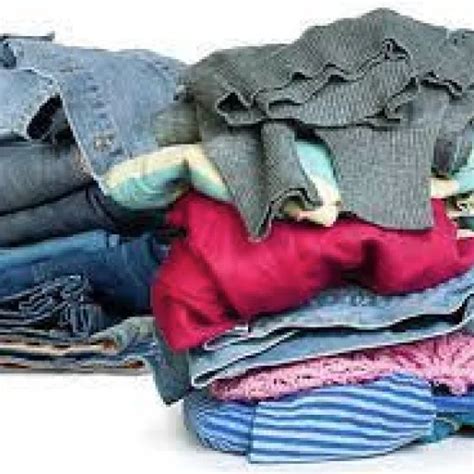 Tematická fotografia: Hromada použitého oblečenia a textilu pripraveného na triedenie