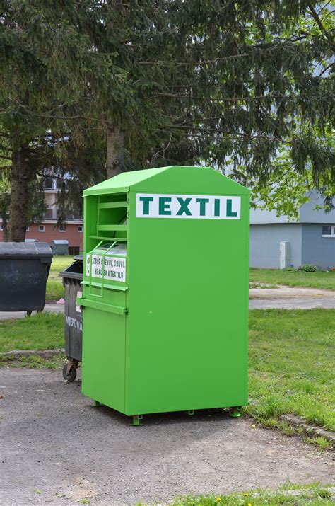 Fotografia špeciálneho kontajnera na zber textilu