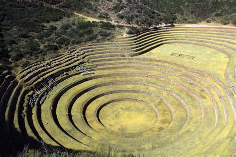 Fotografia kruhových terás v Moray ako príklad experimentálneho poľnohospodárstva