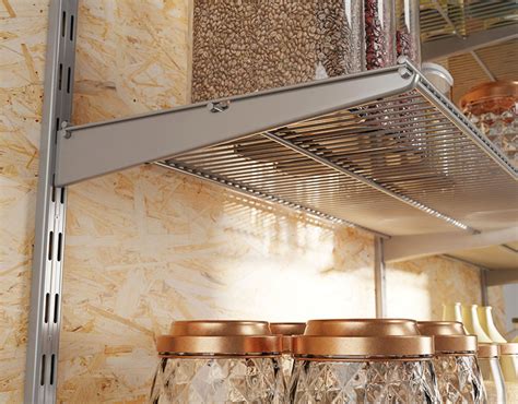 Regálový systém na pestovanie šampiňónov v interiéri