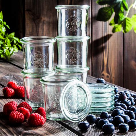 Koláž rôznych domácich metód klíčenia: zavárací pohár, tanier s vatou