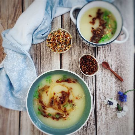 Rôzne jedlá ozdobené čerstvými klíčkami