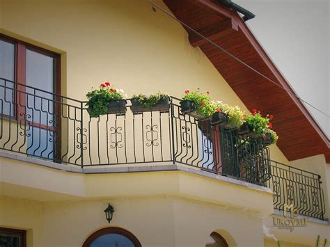 Tematické foto balkóna s truhlíkmi na zábradlí plnými kvetov