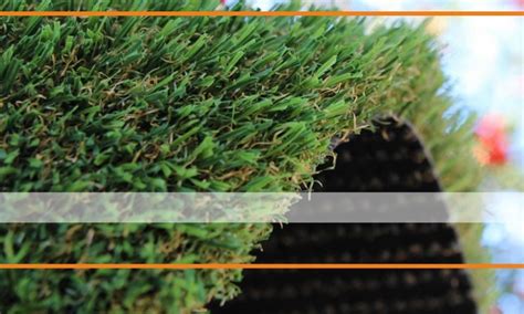 Ilustračná fotografia umelého trávnika v záhrade