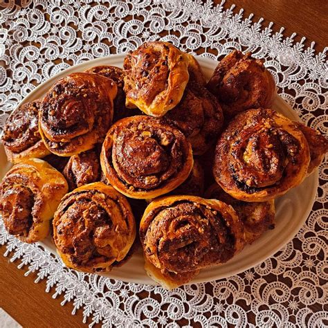 Ilustrácia svadobného letu mravcov a následného zakladania nového hniezda oplodnenou kráľovnou.