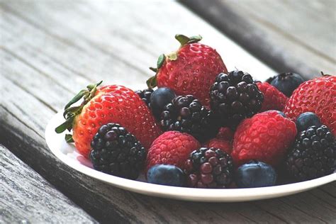 Ilustrácia rôznych druhov ovocia vhodných na kvas