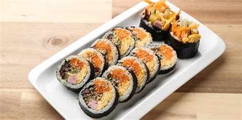 Nakrájané rolky kimbap na servírovacom tanieri