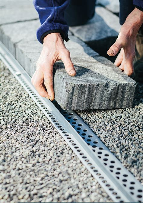 Schéma znázorňujúca inštaláciu plastového obrubníka medzi trávnikom a záhonom