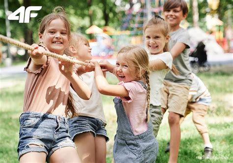 Ilustračná fotografia detí hrajúcich sa s rôznymi typmi detských kosačiek.
