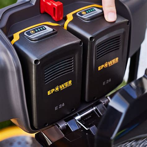 Detail akumulátora STIGA ePower 20 V 4 Ah a nabíjačky v balení kosačky.