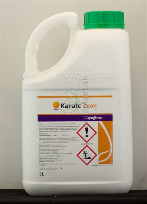 fľaše prípravkov Mero Stefes a Karate Zeon 5 CS