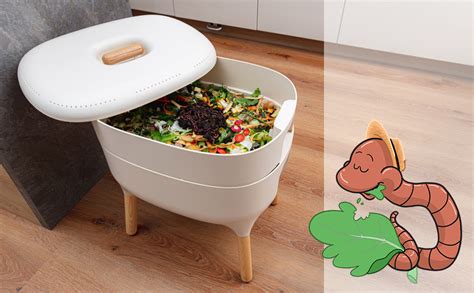 Detail dizajnového vermikompostéra Urbalive s drevenými nožičkami a výpustným kohútikom