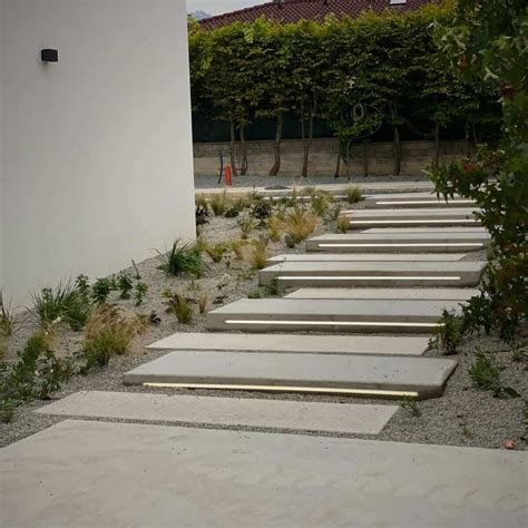 Ilustrácia oceľového schodiska v modernej záhrade